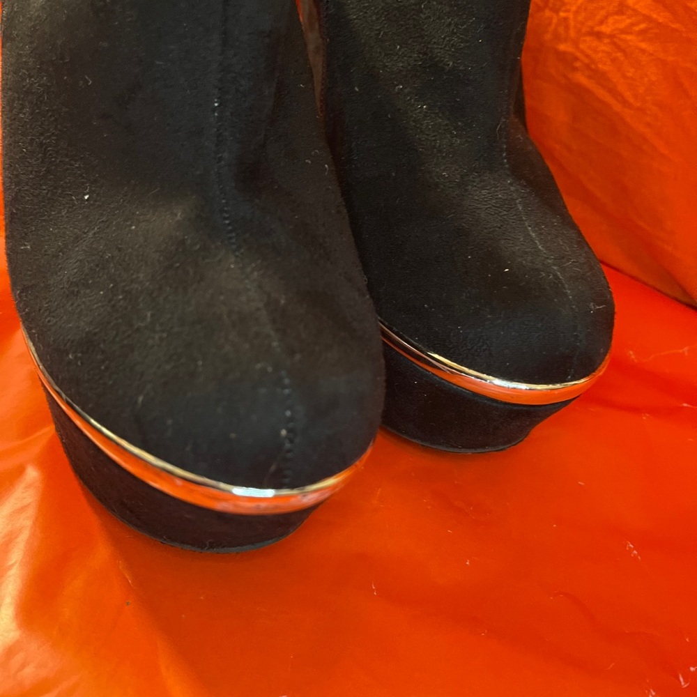 Booties size 8 - Picture 3 of 5